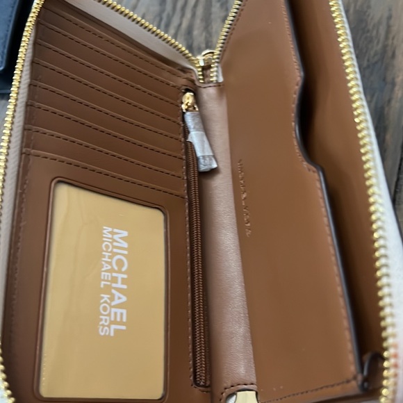 Michael Kors 2-pc SET-NEW. Leather Gilly Large tote and wallet - Picture 8 of 8